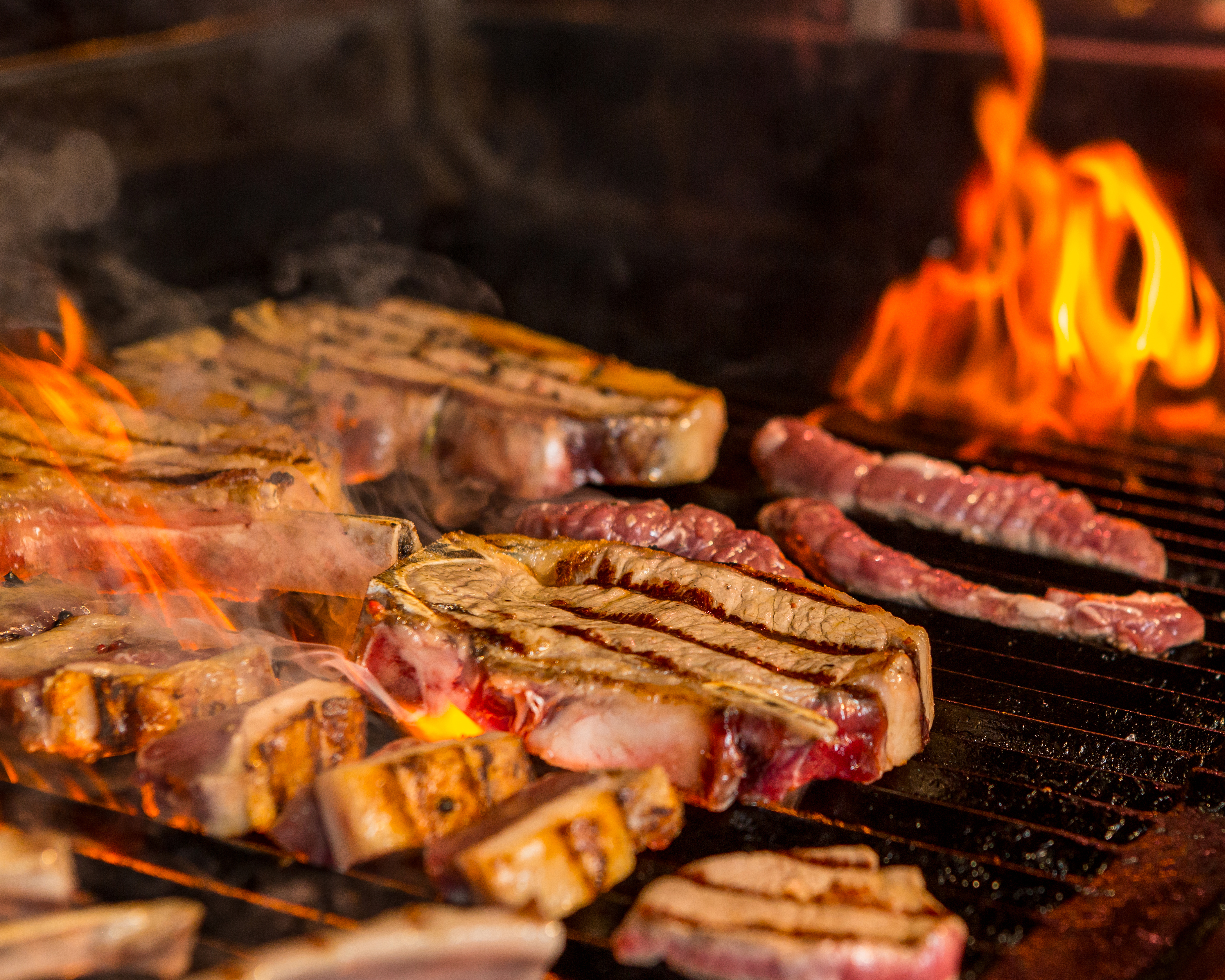 half-grilled-half-ready-raw-steaks-grill Grillades